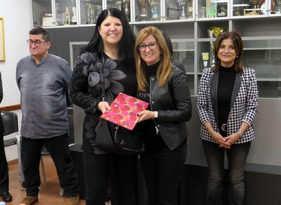 La tinent d'alcalde Anna Campos lliurant un premi a una de les guanyadores del concurs de dibuix per adults.