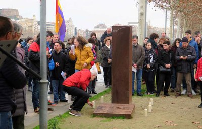 Els representants dels col·lectius víctimes de l'Holocaust han encès espelmes entorn el monument.