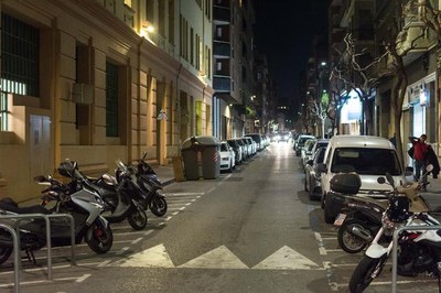 Vista del carrer Alfred Perenya amb el nou enllumenat.