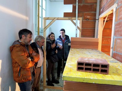 L'actuació s'ha iniciat amb la instal·lació d'uns nous lavabos.