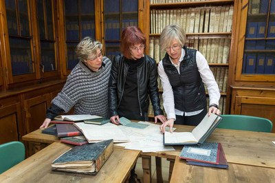 La besnéta del fundador de la serradora amb les tècniques de l'Arxiu que s'han fet responsalbes del llegat.