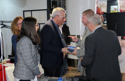 El diputat Josep M. Forné ha lliurat la placa al soci més veterà de l'Associació.