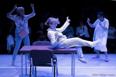 L’obra parla de la situació de la gent gran, oblidada de tothom, explicada per la gent gran i sense pena, amb humor, i des d’un geriàtric.