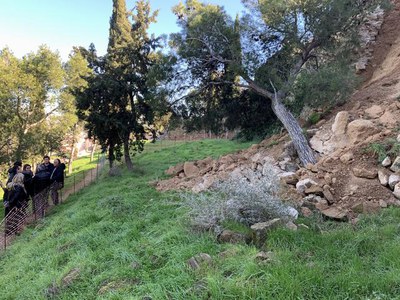 Aquest tram de muralla de la vessant nord del Turó està força malmès.