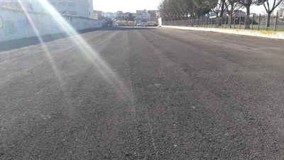 L’esplanada, d’uns 1.750 m2, s’ha anivellat i s’ha col·locat una capa de fresat per arreglar tot el terreny.