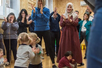 El paer en cap i la regidora s'han sumat al taller d'animació dels més petits.
