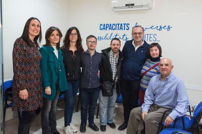 Foto pel record, sota el lema de l'eslògan de l'entitat.