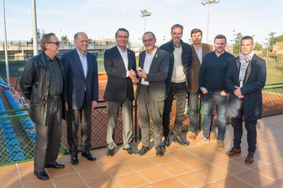 El president ha fet acte d'entrega d'una insígnia del club al paer en cap.