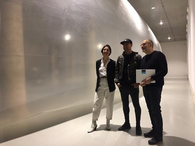 El tinent d'alcalde, Jaume Rutllant, amb la comissària de la mostra, Julia Morandeira, i Javier Soto, membre de l'equip de Sergio Prego..