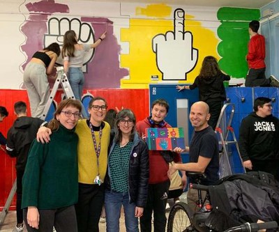 Mural a l'Institut Joan Oró, en contra la violència masclista i en pro de les diversitats. La Paeria i el centre educatiu han treballat la campanya “….