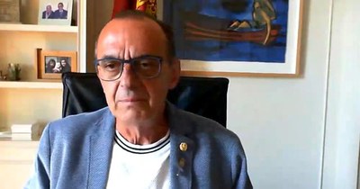 El paer en cap ha presidit el ple telemàtic des del despatx de l'alcaldia.