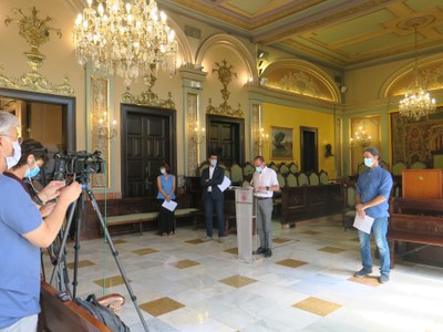 El Saló de Sessions ha acollit l'atenció als mitjans de l'alcalde Miquel Pueyo i dels tinents d'alcalde Toni Postius, Sergi Talamonte i Montse Pifarr….