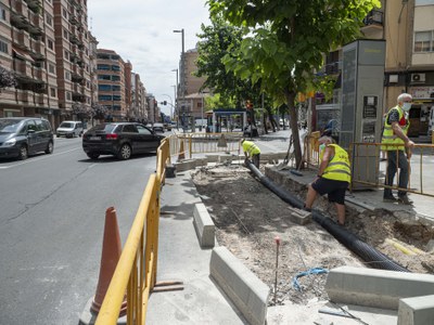 Les tasques es centren ara a la cantonada amb Ramon Llull, on s'eixampla la vorera.