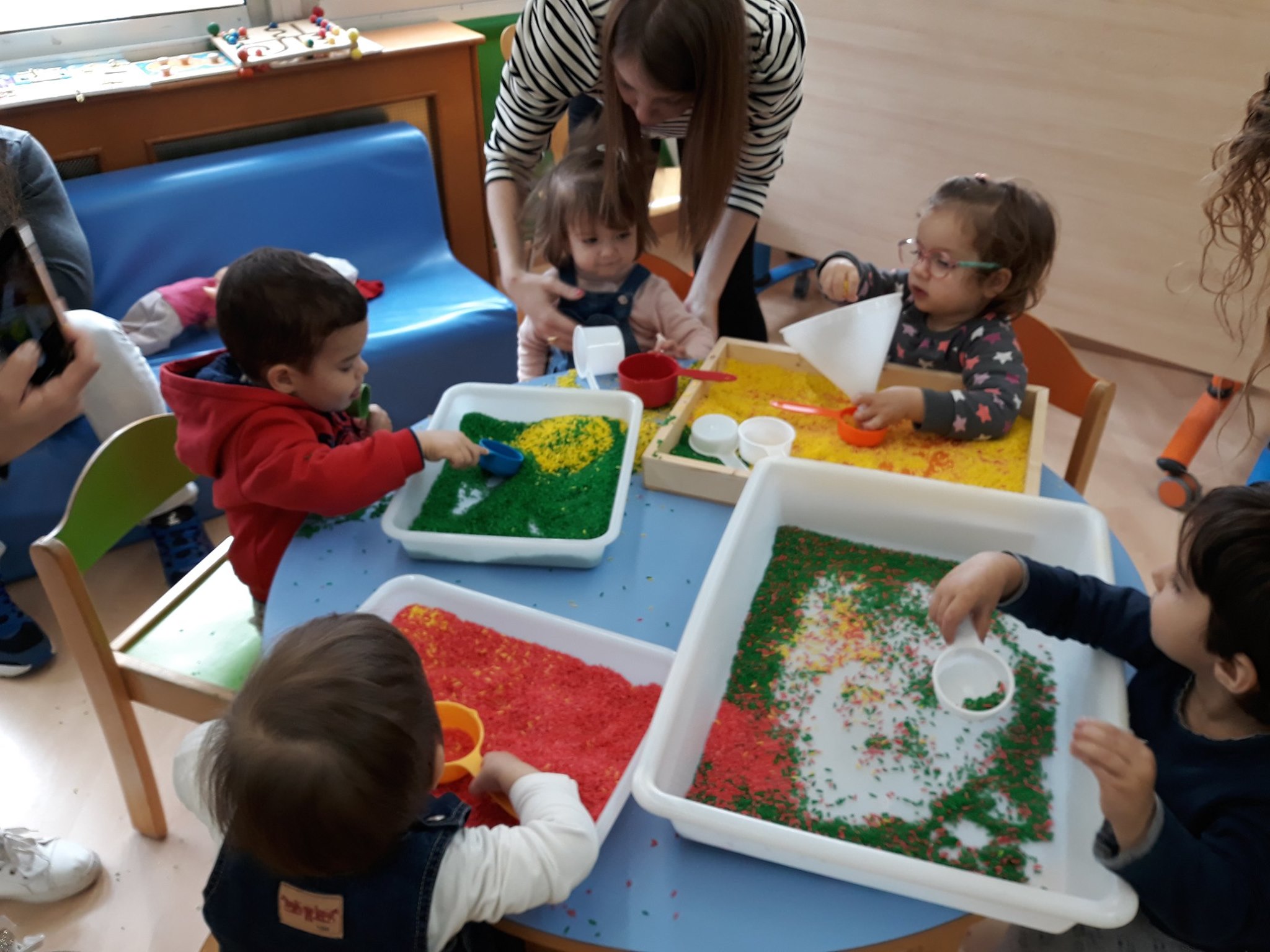 Infants jugant a la Ludoteca Municipal de Cappont.