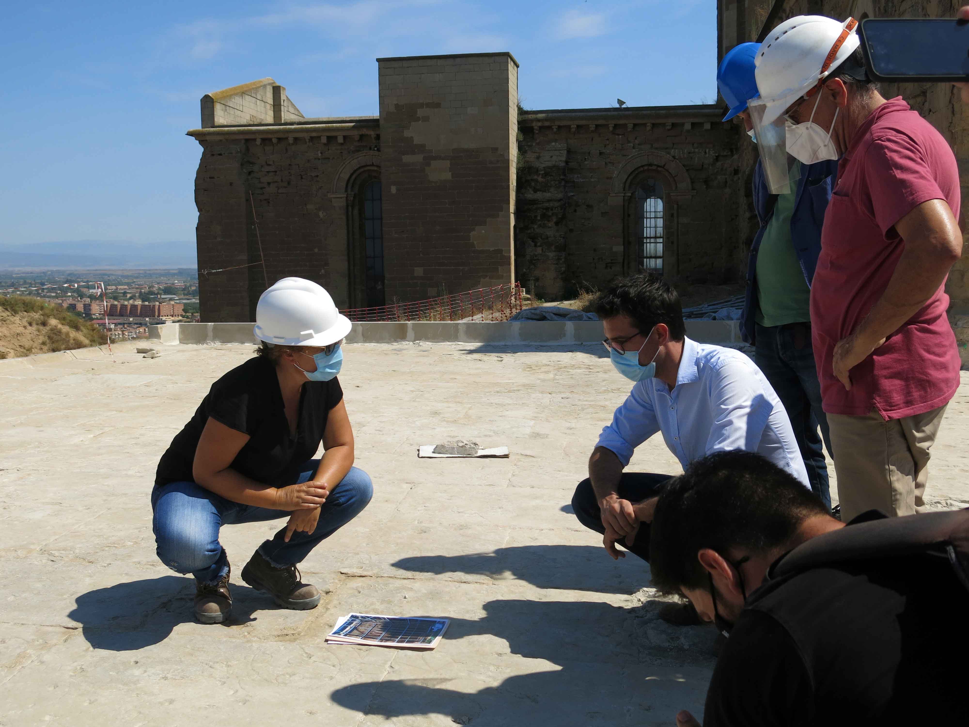 L'arqueòloga municipal explicant la descoberta a l'alcalde accidental