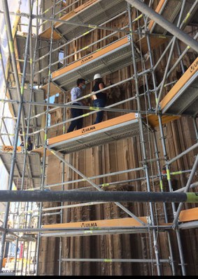 Toni Postius supervisant la rehabilitació de la Porta dels Apòstols.