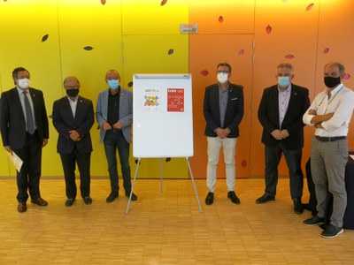 Els patrons de la Fira amb el cartell d'aquesta pròxima edició.