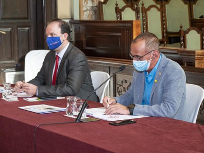 El paer en cap, Miquel Pueyo, ha presidit la trobada, al costat del director general de la Policia, Pere Ferrer.