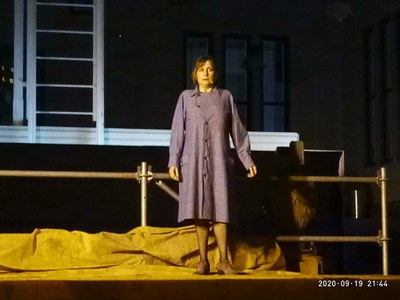L'actiu Maria Pla, durant l'espectacle 36+1, teatralització sobre poemes de Ricard Creus.