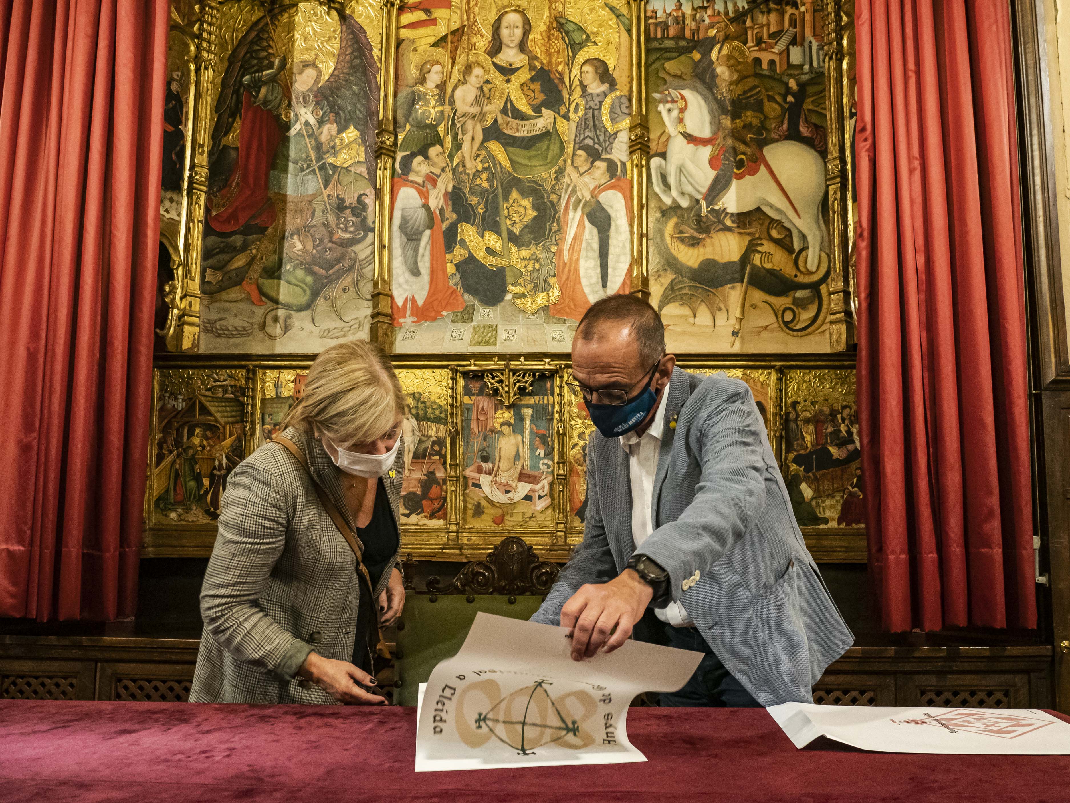 El paer en cap fa obsequi a Ponsa d'una reproducció del retaule de la Verge dels Paers