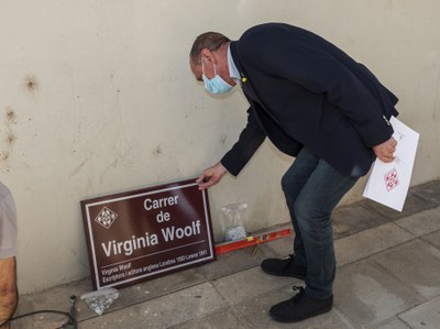 L'alcalde de Lleida observa la placa del carrer Virginia Woolf..