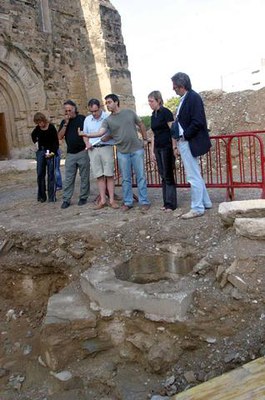 La visita d'obres ha permès contemplar la cisterna medieval del Castell.