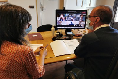 El paer en cap, Miquel Pueyo, i la tinent d'alcalde Sandra Castro han participat en la reunió telemàtica per constituir la Taula de Diàleg de l'escol….