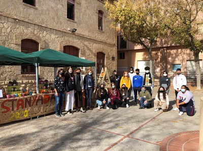 La tinent d'alcalde Anna Campos ha visitat la parada amb fins benèfics organitzada pels alumnes de l'Imo..