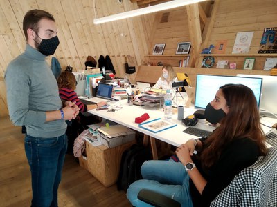 La Casa de la Fusta compta amb 20 llocs de treball i amb una ocupació de 13 emprenedors/es dels sectors de la creació digital, el màrqueting, el coac….