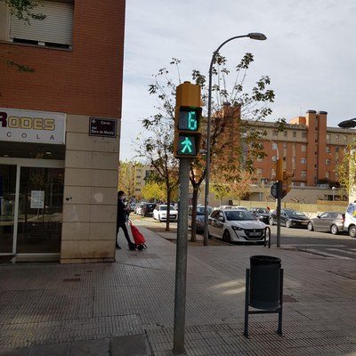 Un semàfor amb comptador al carrer Baró de Maials.