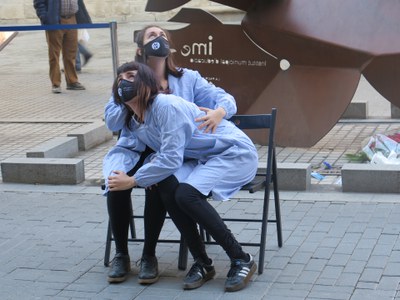 Exalumnes de l'Aula de Teatre i una alumna del Conservatori han participat en l'acte simbòlic per recordar els fets del bombardeig del 1937 a Lleida.