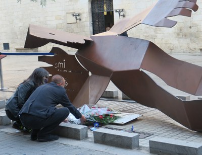 L'alcalde, Miquel Pueyo, i la tinent d'alcalde Sandra Castro, han fet l'ofrena floral al monument “Memòria, Dignitat i Vida”.