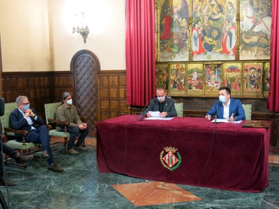 L'acord s'ha presentat al Saló del Retaule amb representació dels grups que hi donen suport.