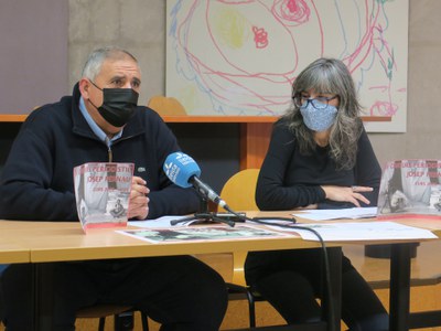 La tinent d'alcalde Sandra Castro i el president de la CPC Lleida, Rafa Gimena, han presentat avui el XV concurs periodístic Josep Pernau.