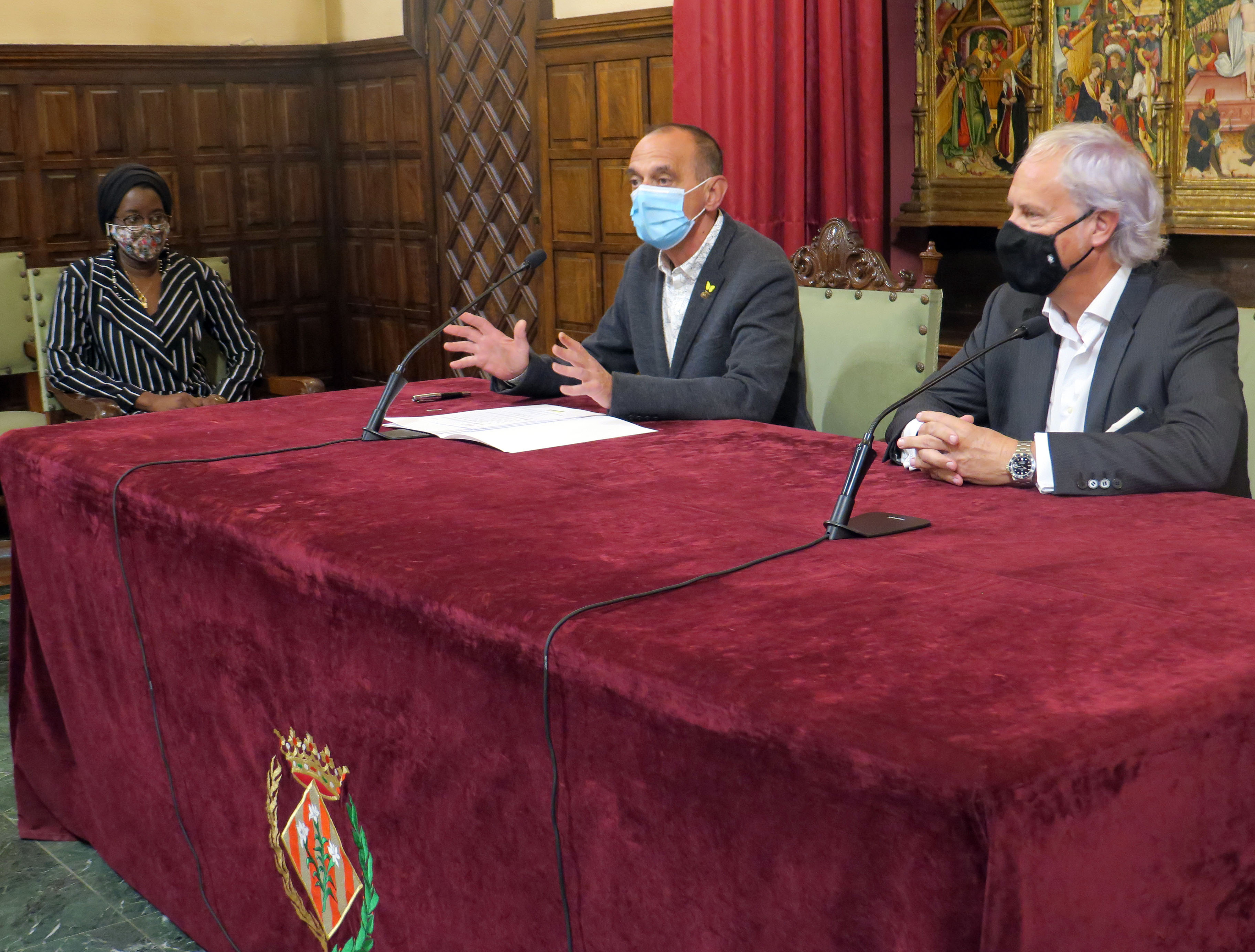 El paer en cap, Miquel Pueyo, i el director d’Institucions a Catalunya de CaixaBank, Joaquim Macià, ha presentat l’acord de col·laboració al Saló del Retaule