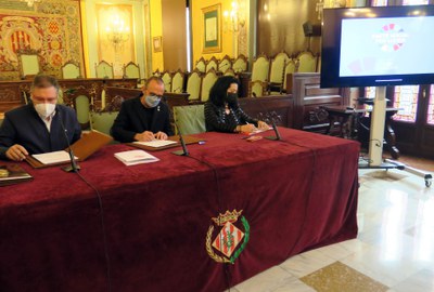 L'alcalde, Miquel Pueyo, i els secretaris generals d'UGT i CCOO a Lleida, José Luís Aguilá i Cristina Rodríguez, respectivament, han signat el Pacte ….