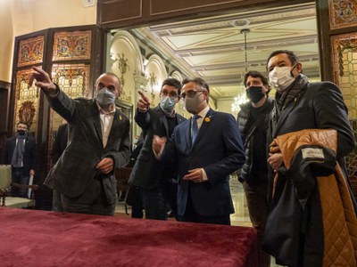 Un moment de la visita al Saló del Retaule de l'Ajuntament de Lleida..