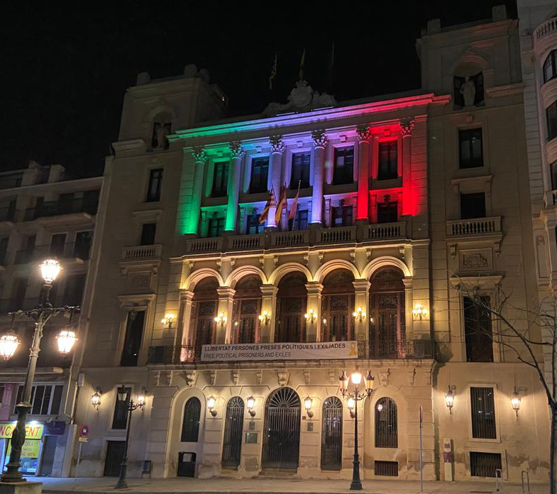 La façana de la Paeria llueix aquesta nit els colors de la bandera sahrauí
