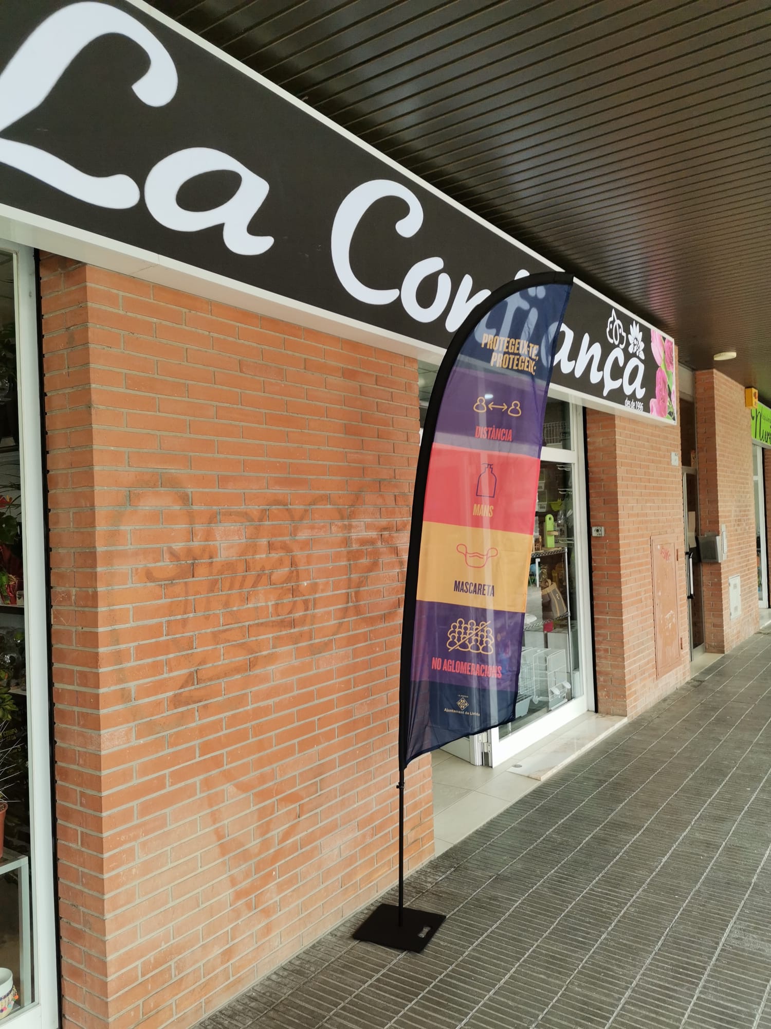 Les noves banderoles s'han distribuït pels diferents barris