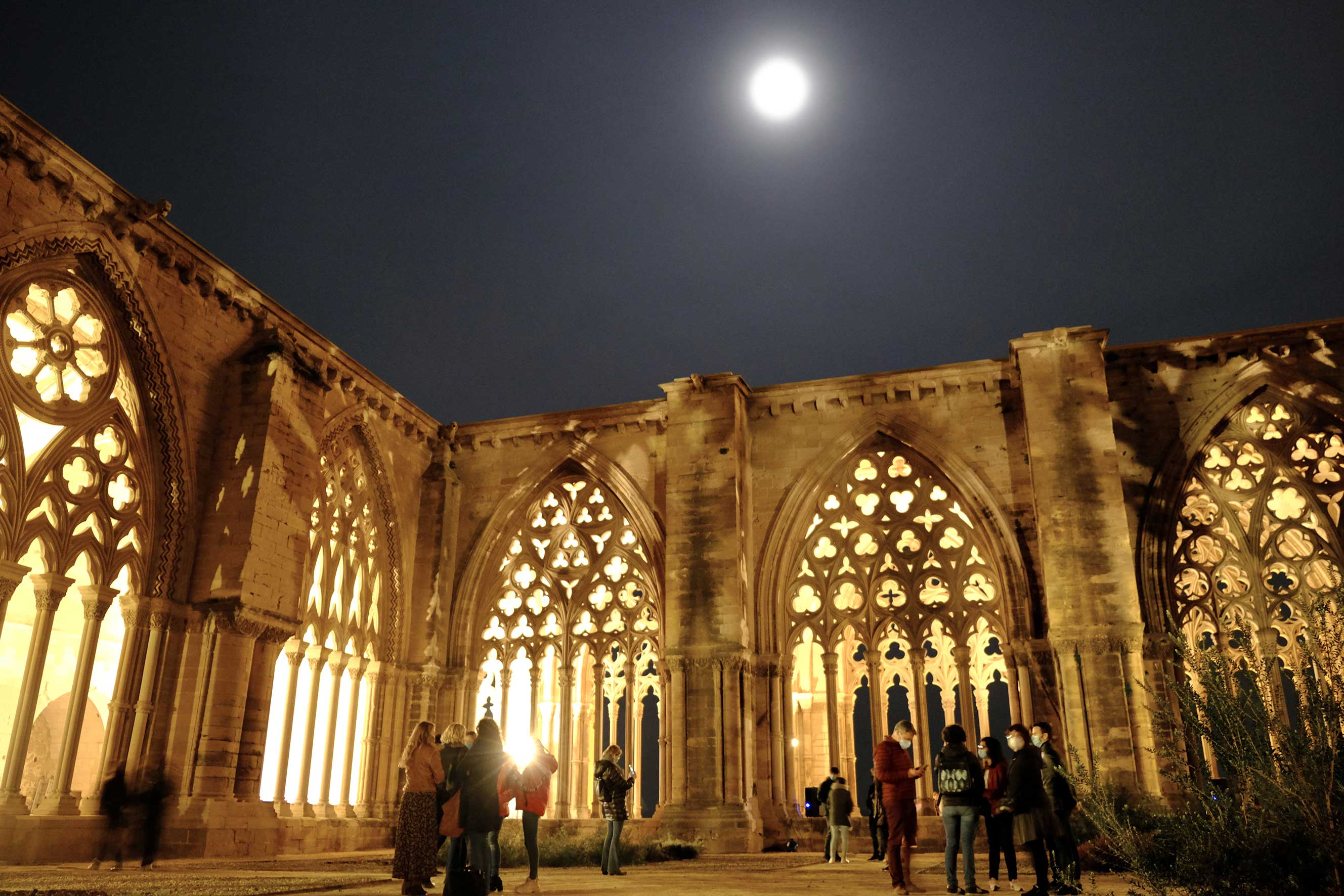 Les nits de lluna plena al claustre són una proposta de visita diferent i sensorial per aproximar-se al patrimoni