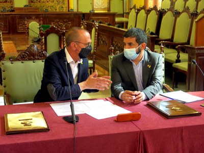 Pueyo i El Homrani conversen sobre l'acord.