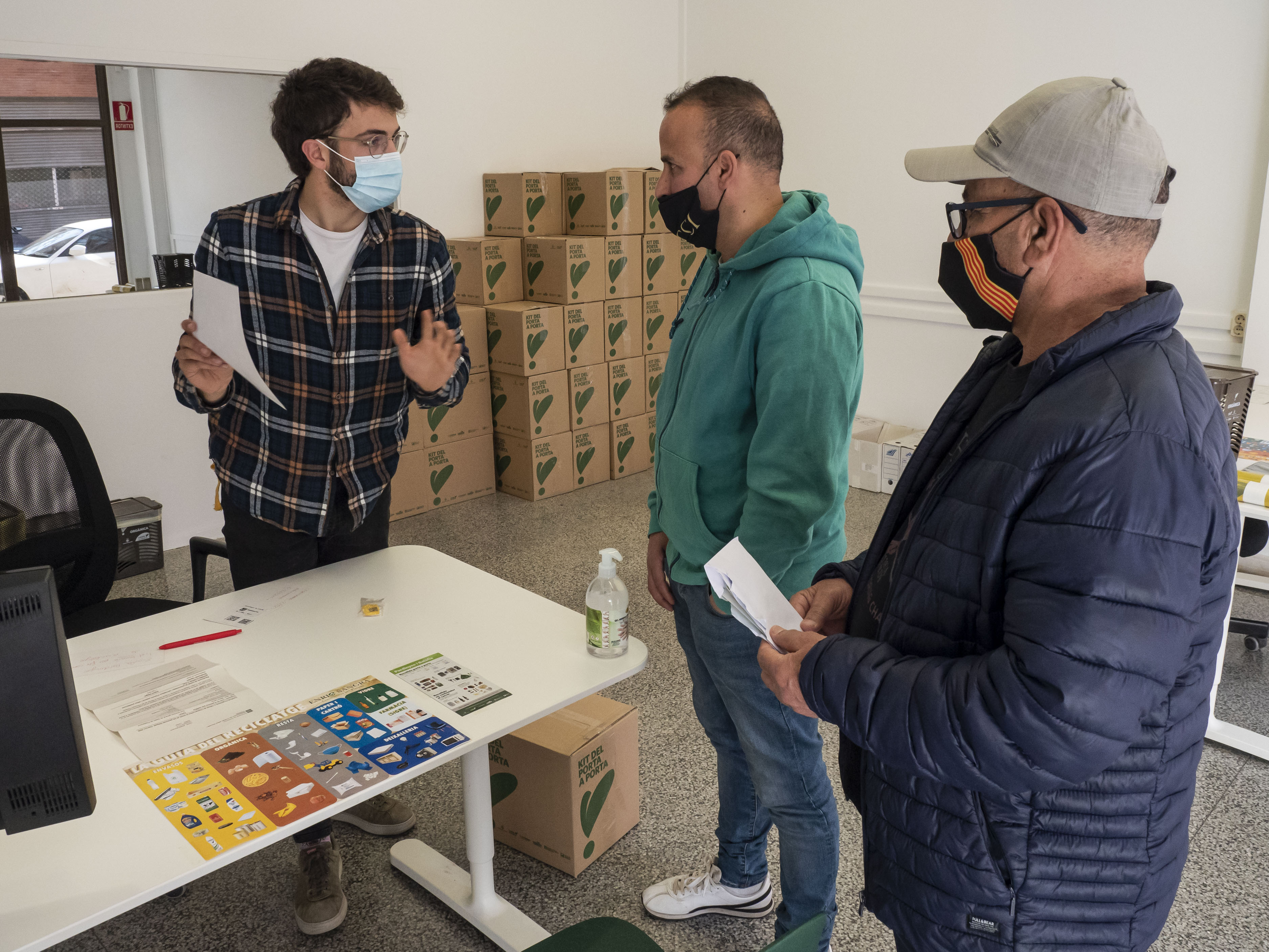 A l'oficina s'atenen els dubtes i s'entrega el kit amb el material