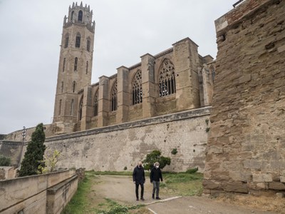El regidor Jaume Rutllant i el director del Consorci del Turó de la Seu Vella, Joan Baigol s'adrecen a la zona de l'esllavissada..