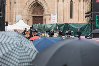 La pluja ha fet presència tímidament, però no ha pogut ni amb públic ni amb músics.