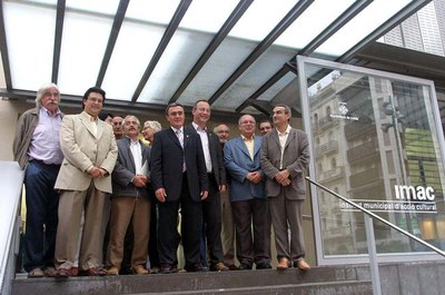 Les autoritats assistents a l'acte, a la nova entrada lateral de la seu de l'IMAC.