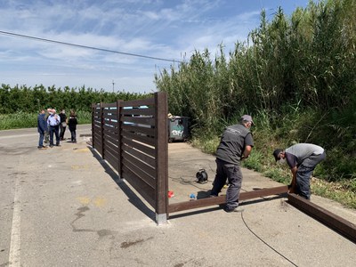 Avui s'està instal·lant aquesta tanca.
