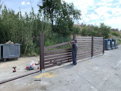 L'actuació permetrà situar els contenidors en un recinte semitancat.