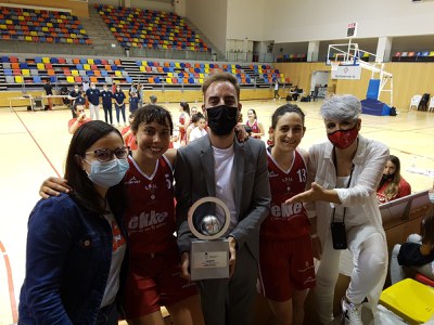 La tinent d'alcalde Freixanet i el regidor Ignasi Amor amb les capitanes i presidenta del CB Lleida.