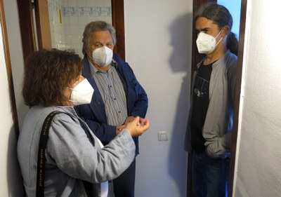 El tinent d’alcalde Sergi Talamonte, amb el president de la fundació, Antoni Siurana, i la gerent de l’entitat, Teresa Benet, al pis cedit en lloguer….