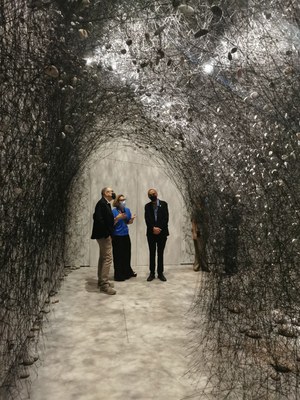 El Paer en Cap, Miquel Pueyo, i el regidor de Cultura Jaume Rutllant han visitat la instal·lació de l'artista japonesa Chiharu Shiota a PLANTA, el pr….